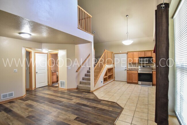 Building Photo - 3 Bedroom, 2.5 Bath 1 1/2 story first floor master suite -Townhome in Urbandale