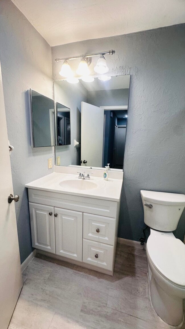 Building Photo - 423 Pine Tree Ct