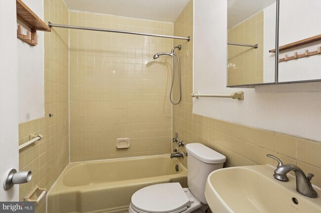 Building Photo - 4000 Tunlaw Rd NW