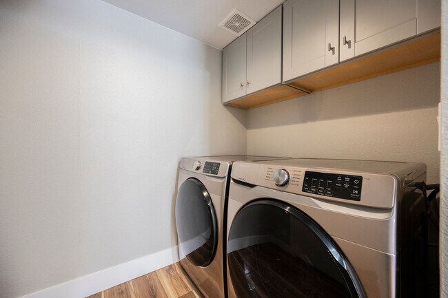 Building Photo - Fully Remodeled 3-Bedroom Townhome