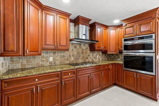 Building Photo - 4610 Pine Tree Dr