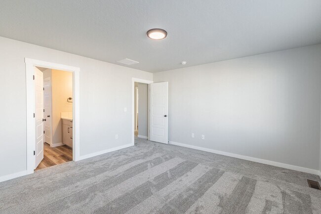 Building Photo - BRAND NEW 4 Bed 2.5 Bath Home