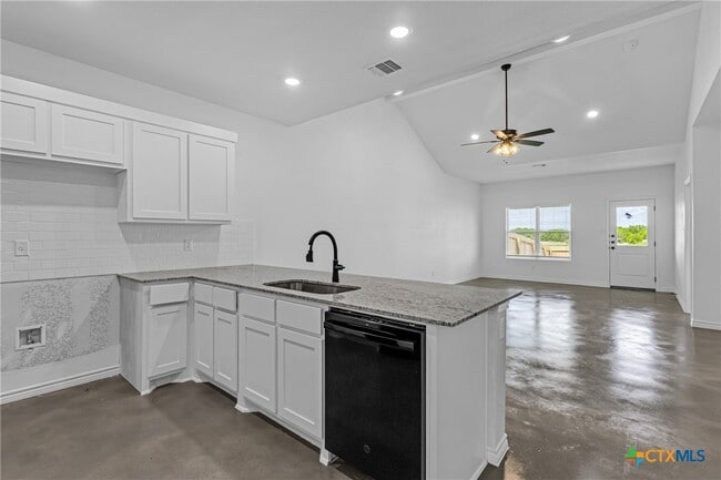 Building Photo - 905 Smoke Tree Ln