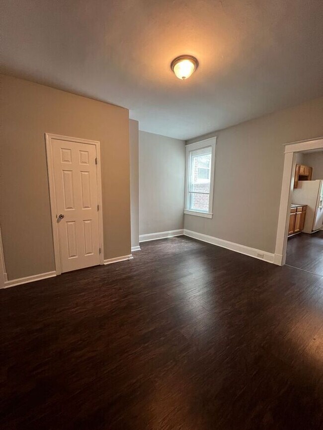 Building Photo - 3 Bedroom 1.5 Bathroom Townhome