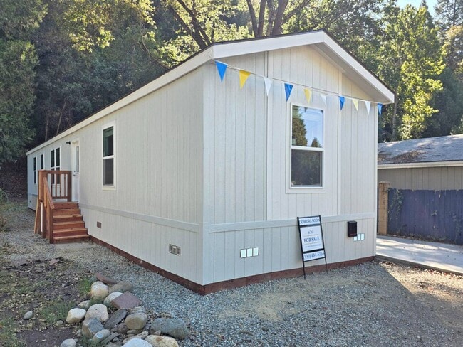 Building Photo - 824 S 1st St