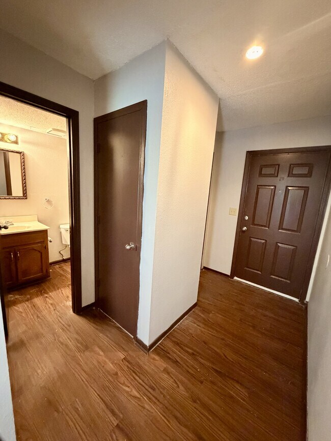 Building Photo - 215 NE Timbercreek Dr