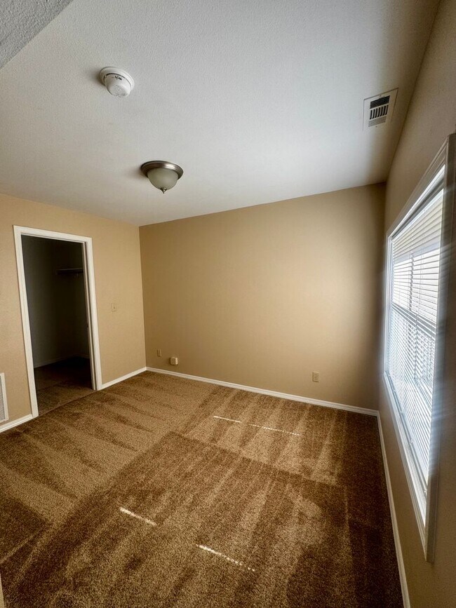 Building Photo - Charming 4 Bedroom close to Patty Jewett Golf Course