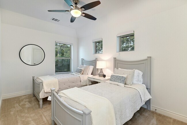 Building Photo - 2400 Winsted Ln