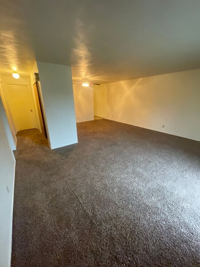 Building Photo - Large 2 Bedroom over looking the Golf Course!