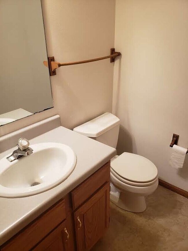 Building Photo - Spacious 3 bedroom, 2 1/2 bath Duplex