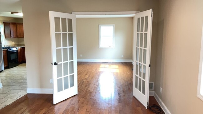 Building Photo - Single Family Home in St Paul with Garage!!