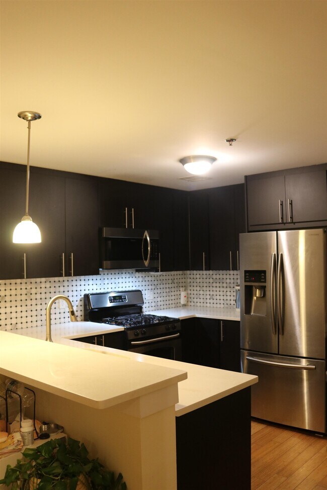 Building Photo - 636 5th St