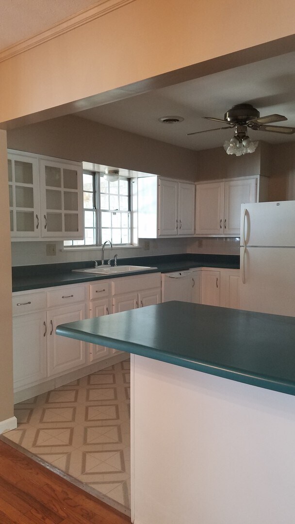 Building Photo - Charming Three-Bedroom Home Near University and Shopping - Available July 2026!