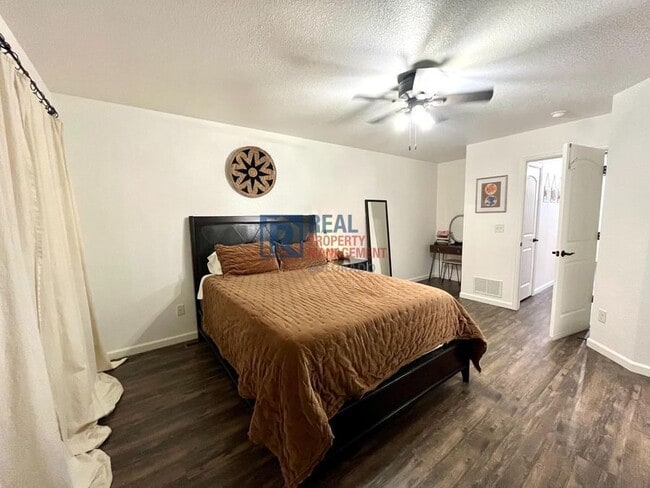Building Photo - 5676 Shamrock Heights
