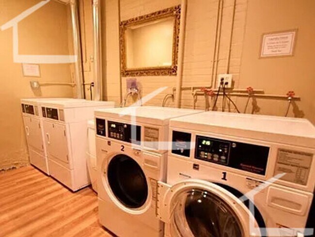 Building Photo - AWESOME 4 BED 2 BATH IN MISSION HILL!!!!