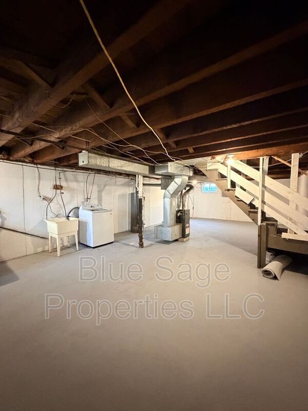 Building Photo - 1037 Laurel Rd