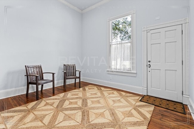 Building Photo - Beautiful Victorian Home in the Heart of S...