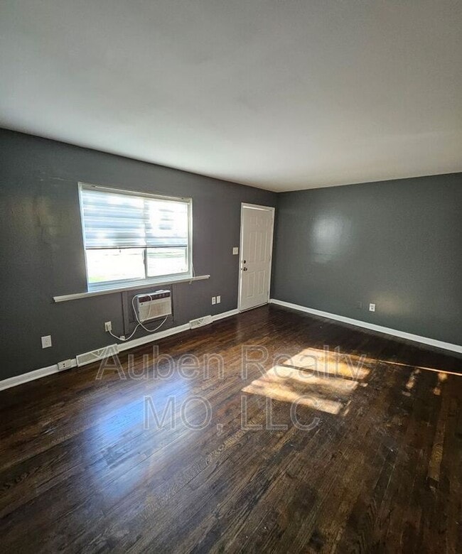 Building Photo - 5247 Hadley St