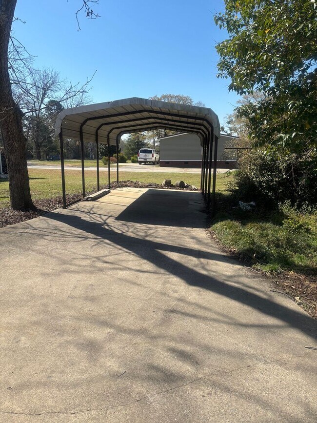 Building Photo - Single Family Home, 2 bed/1 bath $1,200 One-Story