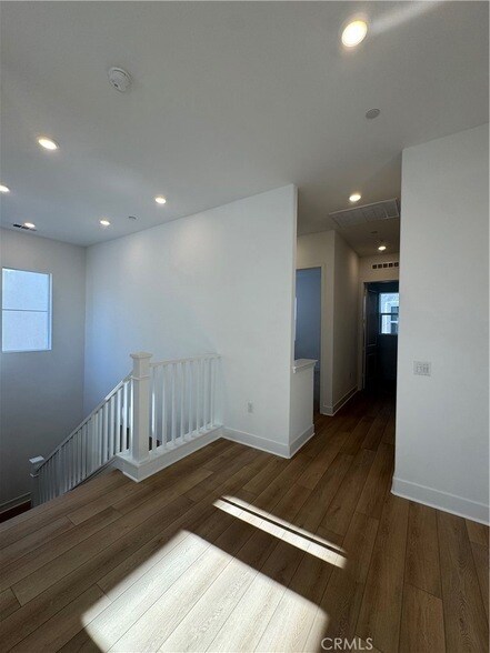 Building Photo - 436 Loon