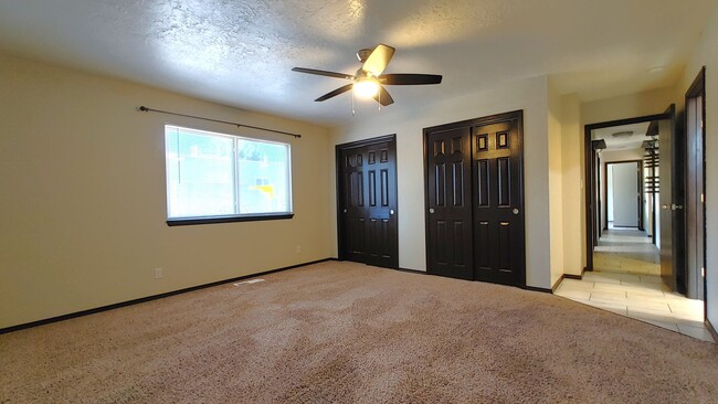 Building Photo - Large 4 Bedroom 2 Bathroom Home In NW Abq!