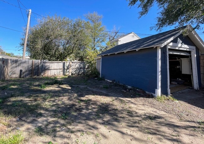 Building Photo - Updated 2-Bed, 1-Bath House