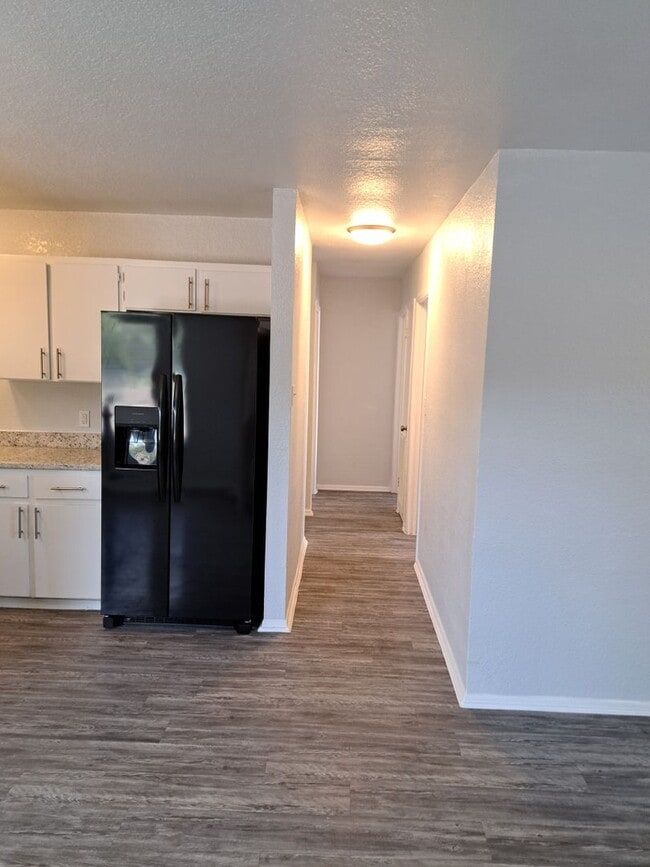 Building Photo - Large spacious Home