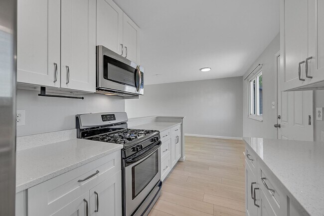 Building Photo - $2,100.00 - 3 Bed,1.5 Bath, Single Family ...