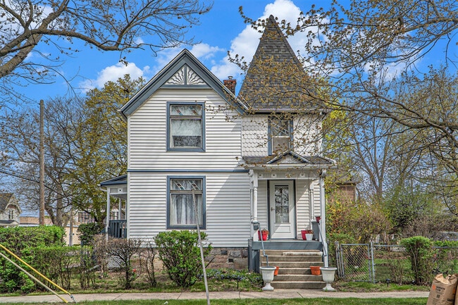Primary Photo - 218 Woodward St