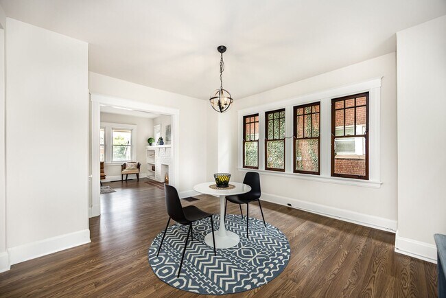 Building Photo - Move in by 4/15 for reduced rent special! Renovated 3 bedroom minutes from Hyde Park!