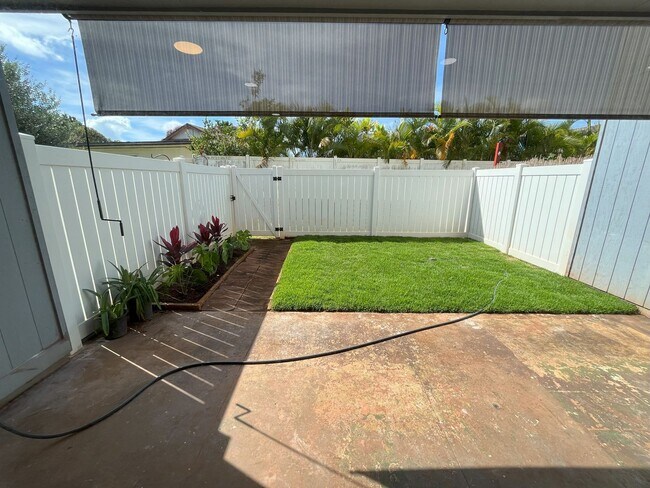 Building Photo - Renovated 3 bedroom, 2.5 bath split level ...