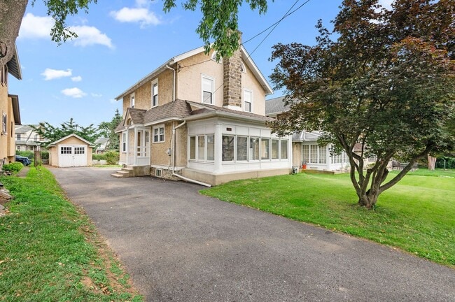 Primary Photo - Single family home with hardwood floors th...