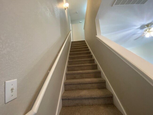 Building Photo - 330 Mistletoe Ln
