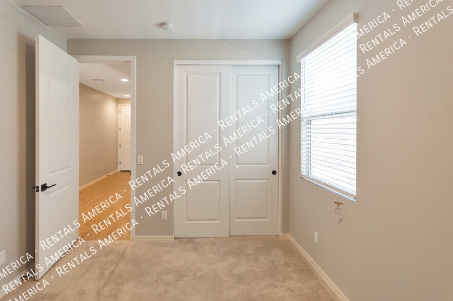 Building Photo - 36033 W San Clemente Ave