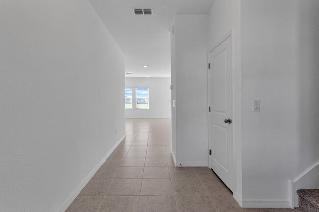 Building Photo - Like-New Ashton Woods Spacious 5BR 4BA, Prime Location Near I-4!