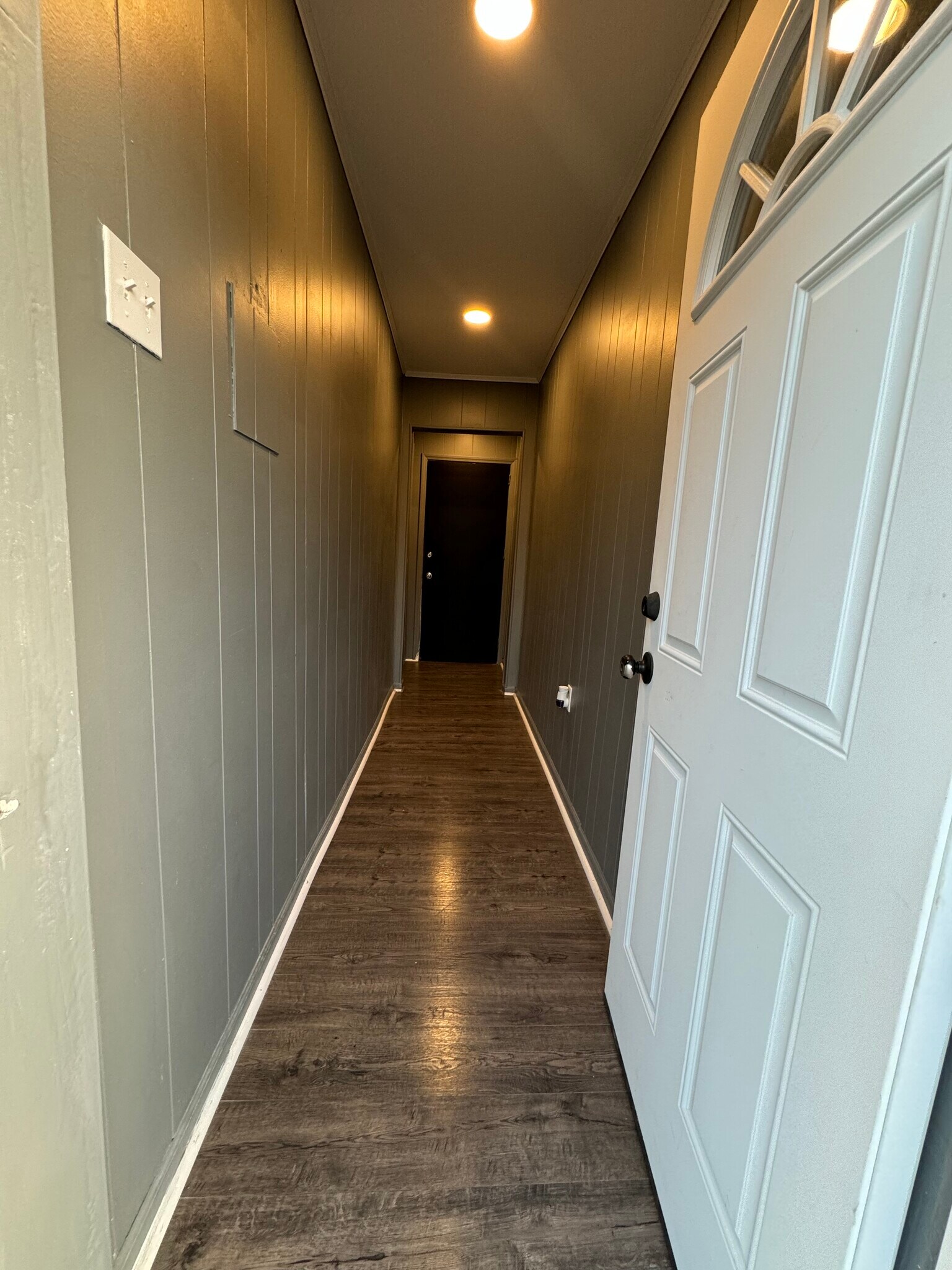 Main hallway - 1870 Conlyn St
