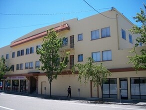 Building Photo - A Bright Sunny 1 bedroom, with Hardwood Floors