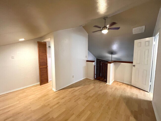 Building Photo - 2 Bedroom 2 Bath Condo Home for rent near Downtown Austin, Top Floor with Balcony, Gated Community