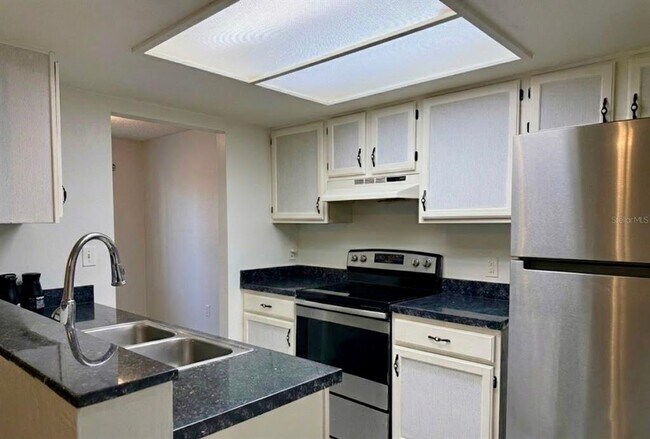 Building Photo - 7200 SW 8th Ave