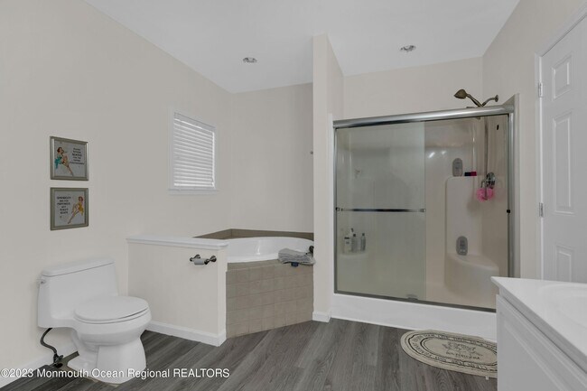 Building Photo - 374.5 W Park Ave