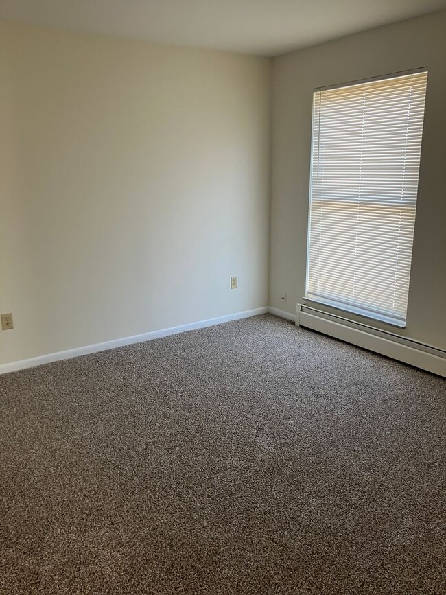 Building Photo - Rent Special through 5/31 - Convenient & N...