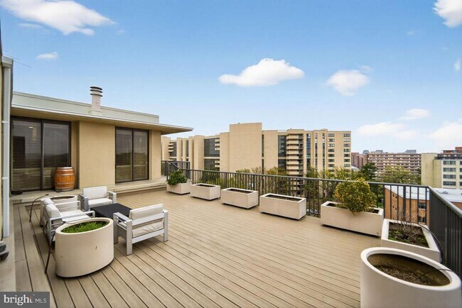 Building Photo - 1300 Army Navy Dr