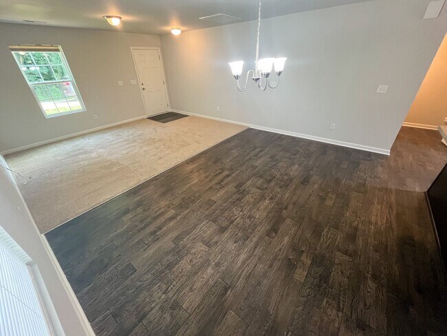 Building Photo - Beautiful 3 bedroom, 2 1/2 bathroom home i...