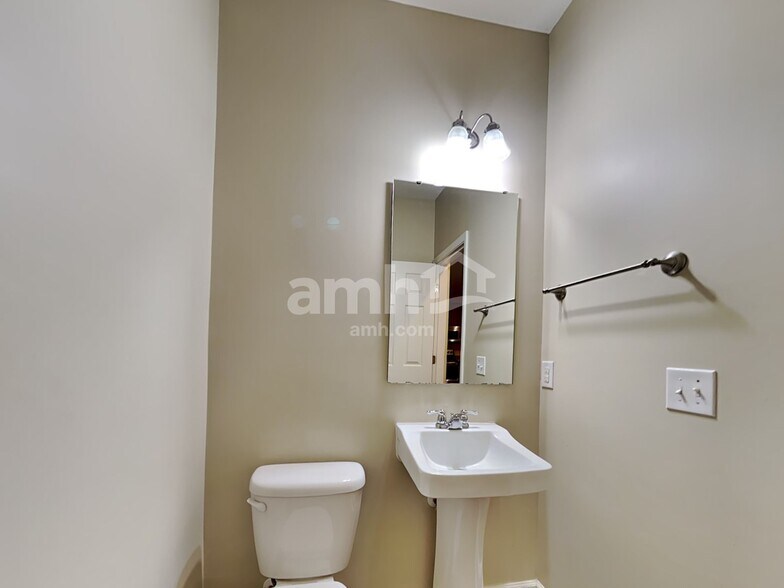 Building Photo - 195 Meadow Wood Rd