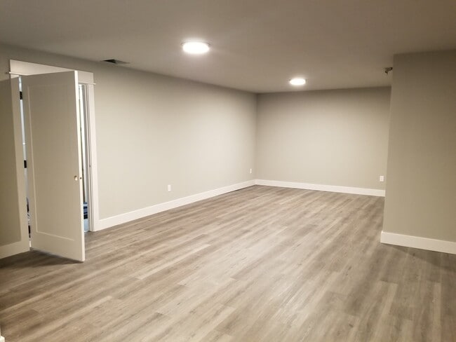 Building Photo - Newer 5 Bed, 3 Bath Home with over 3100+ s...