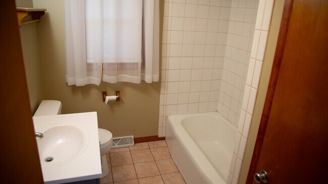 Building Photo - 631 Elm St