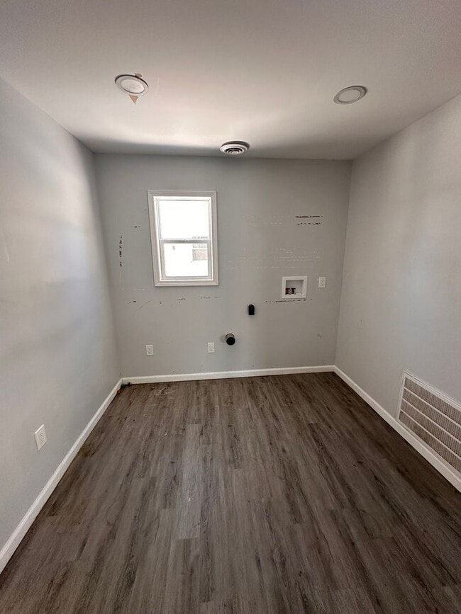 Building Photo - 3 Bedroom house