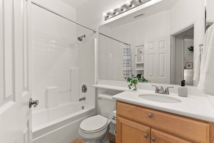 Building Photo - 641 Sweet Pea Pl
