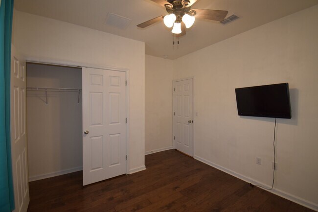 Building Photo - "Charming 3-Bedroom Beach House with 2 Ful...