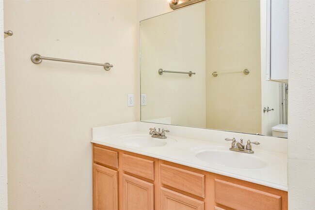 Building Photo - 717 Cedarwood Dr